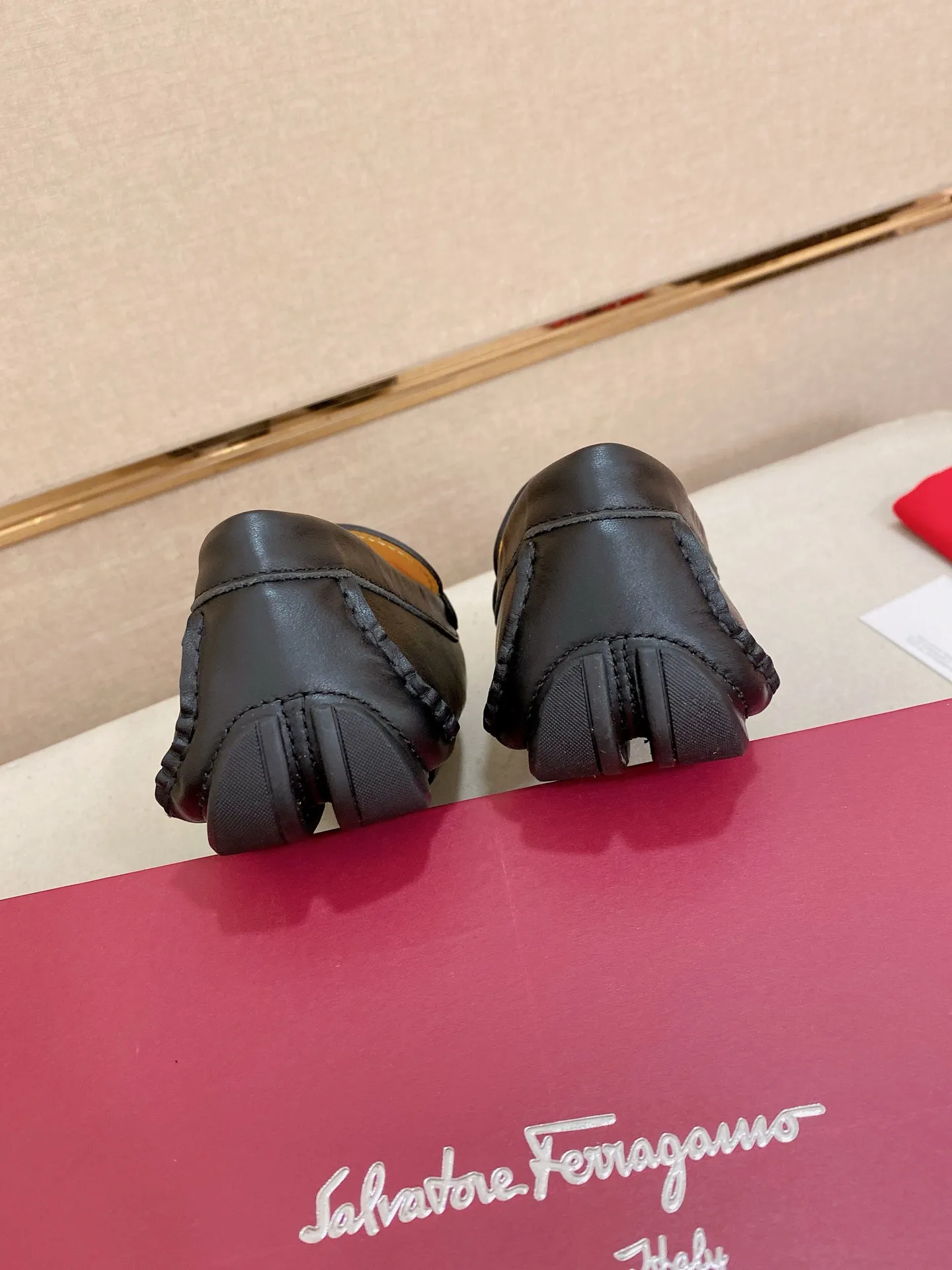 Men's shoes💰: 540💰High-end quality! Ferragamo🆕🆕Exclusive hot-selling products in stock🔥🔥New products on the shelves, high-quality Ferragamo men's pea shoes, high-end casual driving shoes, with complete packaging! 💪 💪 Material: imported first-layer pebbled cowhide 🐂 + imported high-quality water-dyed cowhide lining + wear-resistant outsole 👍🏻👍🏻 Features: high-end and comfortable, purely handmade 🚀 🚀 Create the perfect shoe that suits you best 🔥 🔥 Size: (38-44) 45 standard size can be customized!